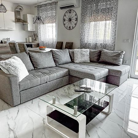 Brand New 2 Bed, 1 Bath Condo Zara Esterno foto